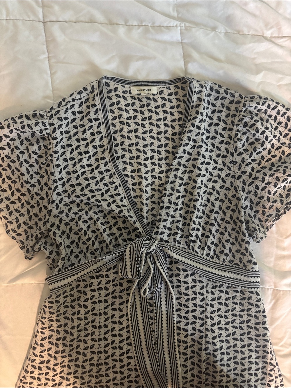 Max Studio Cream and Black Printed Tie-Front Lounge Robe